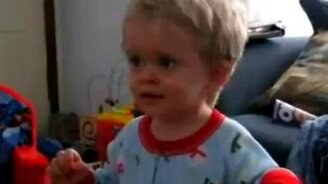 Танцует в ползунках - смотреть видео (0:50)