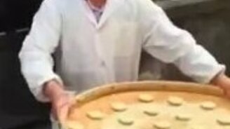 Уличный кулинар-виртуоз - смотреть видео (0:46)