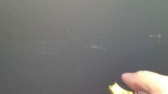 Как убрать царапины на пластике внутренней обшивки - смотреть видео (1:36)