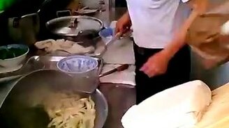 Робот строгает лапшу - смотреть видео (0:38)