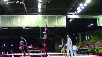 Как тренер спас гимнастку - смотреть видео (1:25)