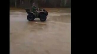 На квадроцикле под лёд - смотреть видео (0:29)