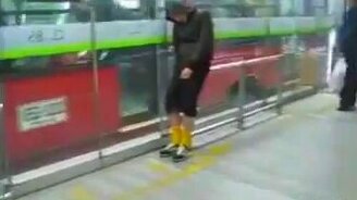 Уснул на остановке - смотреть видео (0:24)