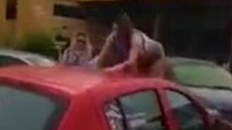 Женское скольжение по крыше авто - смотреть видео (0:15)