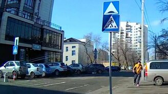 Не заметила, как покалечила авто - смотреть видео (0:51)