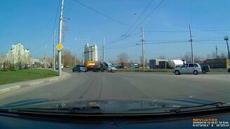 Падение авто с эвакуатора - смотреть видео (0:16)