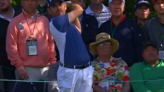 Гольфист попал в лунку с одного удара - смотреть видео (0:50)