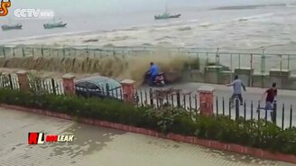 Людей смыло волной - смотреть видео (0:15)