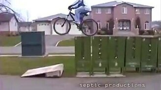 Глупо свалился - смотреть видео (0:15)