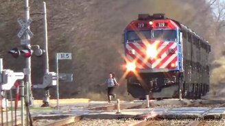 Девушка-курица перед поездом - смотреть видео (0:29)