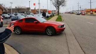 Глупый водитель Мустанга - смотреть видео (0:53)