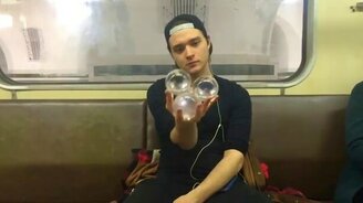 Мастер стеклянных шаров в метро - смотреть видео (3:23)