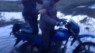 На мотоцикле по грязи - смотреть видео (1:34)