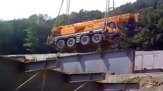 Неудачное перемещение автокрана - смотреть видео (0:32)