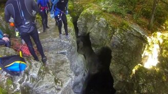 Оступился и удачно упал - смотреть видео (0:16)