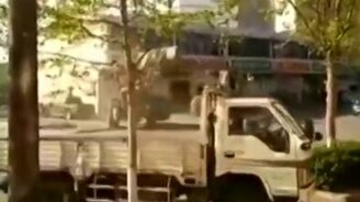 Безумная битва погрузчиков - смотреть видео (1:07)