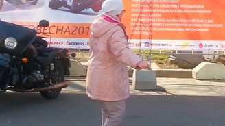 Женщина без комплексов на танцплощадке - смотреть видео (1:05)