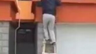 Разыграли друга с лестницей - смотреть видео (1:19)