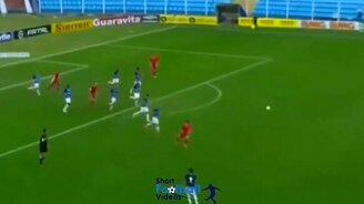 Вратарь сам забил гол - смотреть видео (0:25)