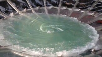 Уличный фонтан-воронка - смотреть видео (1:02)