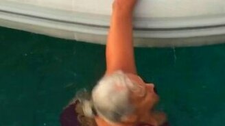 Женщина оперативно залезает в лодку - смотреть видео (0:50)