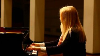 Пианистка с быстрыми пальцами - смотреть видео (6:47)