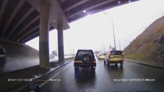 Молния ударяет в опору моста - смотреть видео (0:18)