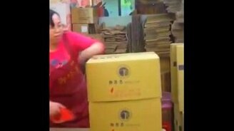 Важная и быстрая упаковщица - смотреть видео (0:30)