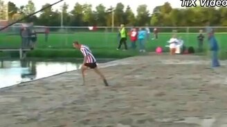 Бесстрашный и отчаянный парень - смотреть видео (0:20)