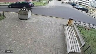 Машина сама откатилась от места стоянки - смотреть видео (2:36)