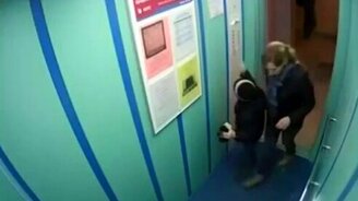 Чуть не повесили пса в лифте - смотреть видео (0:46)