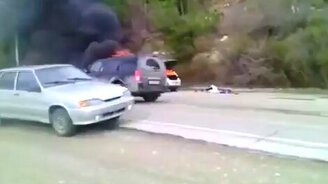 Оперативно потушил машину - смотреть видео (3:54)