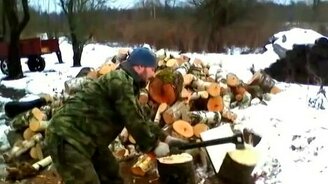 Быстрая колка дров с помощью покрышек - смотреть видео (2:00)