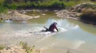 На что рассчитывал мотоциклист? - смотреть видео (0:24)