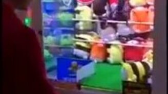 Разоритель автоматов с игрушками - смотреть видео (4:19)