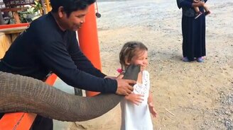 Слон целует девочку - смотреть видео (0:15)