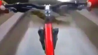 На великах с обрыва - смотреть видео (0:10)