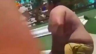 Толстяк на водной горке - смотреть видео (0:38)