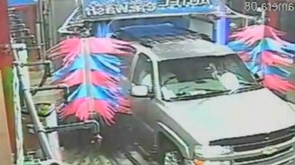 Глупый водитель на автомойке - смотреть видео (0:32)