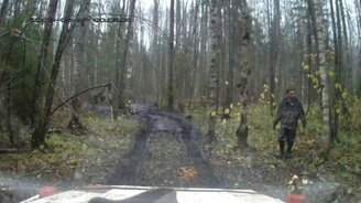 Прибил себя деревом - смотреть видео (1:01)