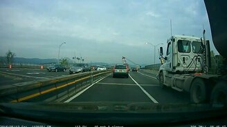 Повезло не быть придавленным - смотреть видео (0:30)