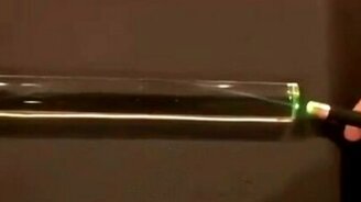 Преломление лазера в оптоволокне - смотреть видео (0:11)