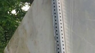 Дятел долбит дорожный знак - смотреть видео (0:18)