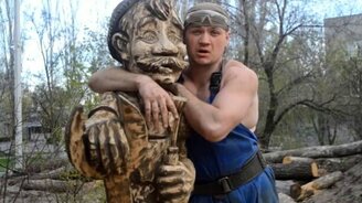 Деревянный памятник автослесарю - смотреть видео (4:40)