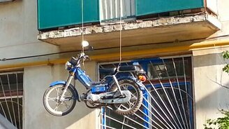 Как загнать мопед в квартиру - смотреть видео (3:01)