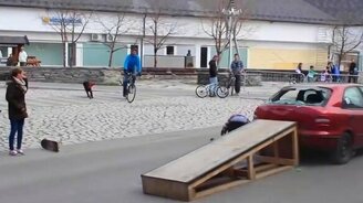 Провальный трюк велосипедиста - смотреть видео (0:20)