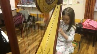 Девочка играет на арфе - смотреть видео (2:25)