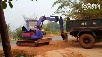 Самопогрузка экскаватора в кузов - смотреть видео (1:56)