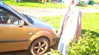 Как одному вытолкнуть авто из грязи - смотреть видео (3:41)