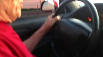 Дедушка тестирует машину внука - смотреть видео (1:11)